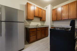 5735 Avenal Ave, Unit 205 in Oakland, CA - Building Photo - Building Photo