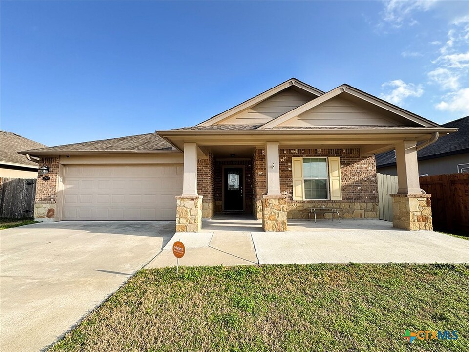 241 Cobble Stone Ct in Victoria, TX - Building Photo