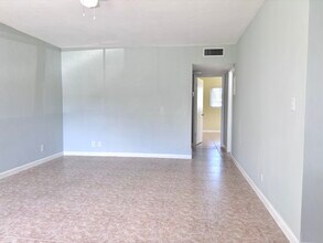 1950 Lake Osborne Dr, Unit #3 in Lake Worth Beach, FL - Building Photo - Building Photo