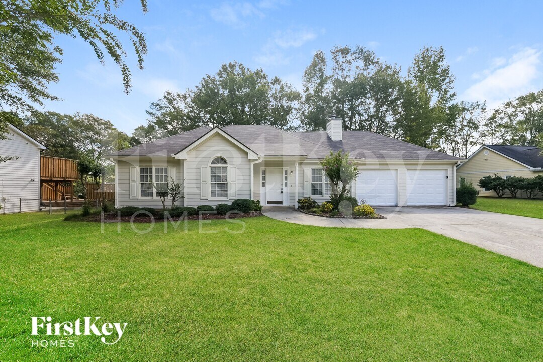 484 Rhett Dr in Loganville, GA - Building Photo