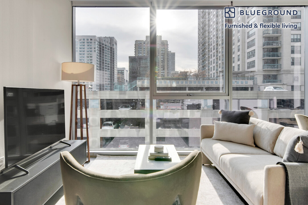8 E Huron St in Chicago, IL - Building Photo