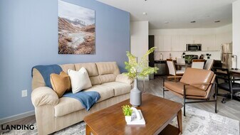 1001 S Center St in Arlington, TX - Building Photo