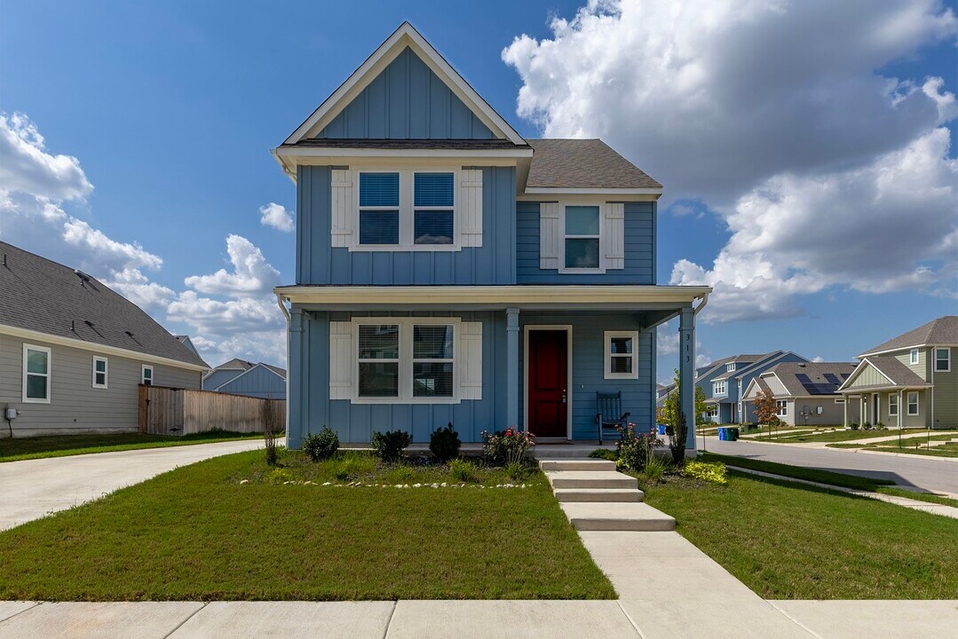 313 Cherry Blossom Ln in Taylor, TX - Building Photo