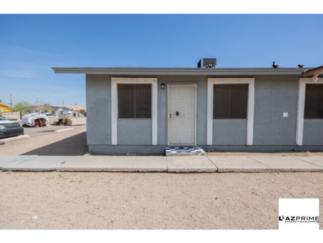 2571 E Mobile Ln in Phoenix, AZ - Building Photo - Building Photo