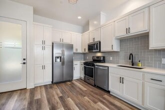 607 W St Johns Ave in Austin, TX - Building Photo - Building Photo