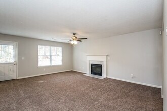 1013 St Augustine Pkwy in Locust Grove, GA - Foto de edificio - Building Photo