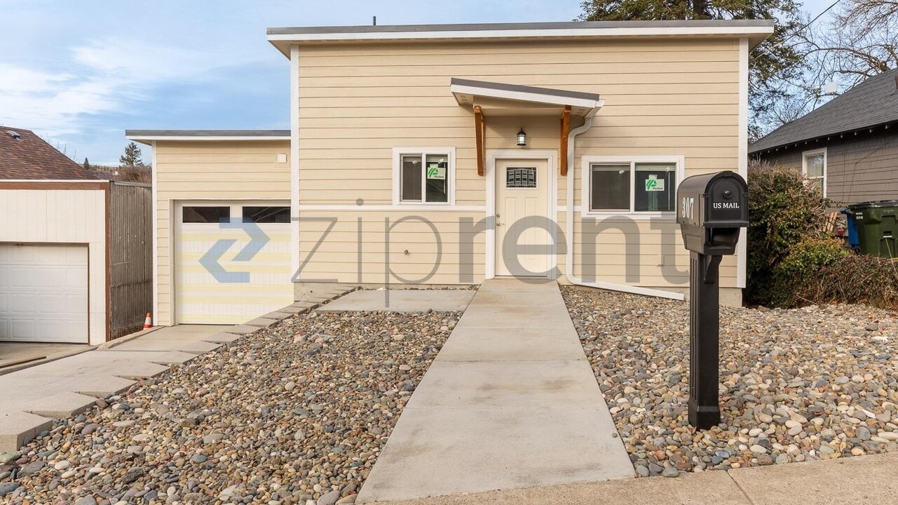 307 E Thorn St in Colfax, WA - Building Photo