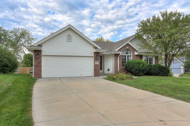 15327 Parker Cir in Omaha, NE - Foto de edificio - Building Photo
