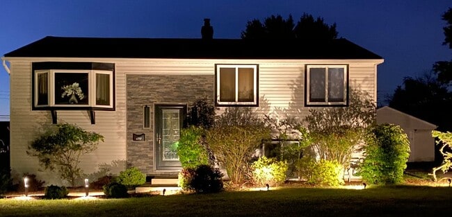 6717 Tupelo Dr in Bedford Heights, OH - Foto de edificio - Building Photo