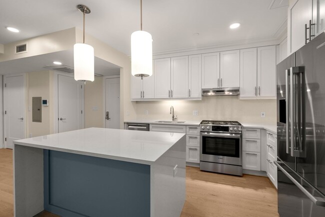 305 Border St, Unit 402 in Boston, MA - Building Photo - Building Photo