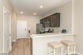 10 Kingsbridge Rd, Unit W-1105 in Fairfield, NJ - Building Photo - Building Photo