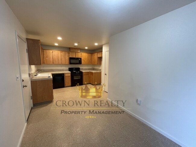 3081 Bright St in Tulare, CA - Building Photo - Building Photo