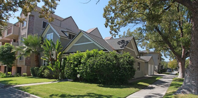 575 E Olive Ave in Burbank, CA - Foto de edificio - Building Photo