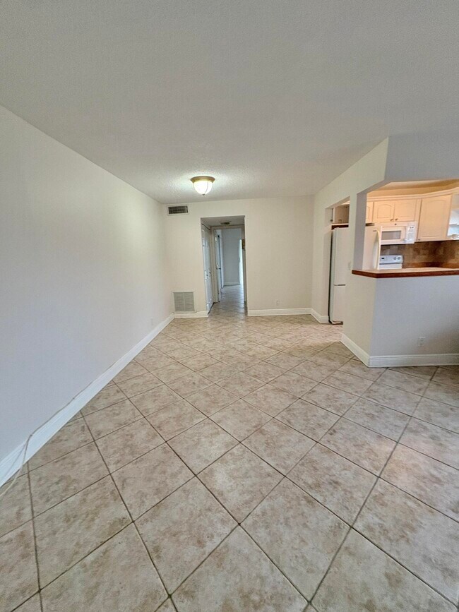 48 Bedford B in West Palm Beach, FL - Building Photo - Building Photo