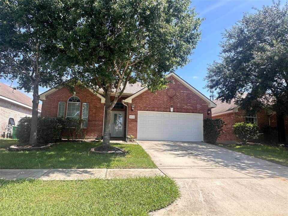 8802 Hostler Dr in Tomball, TX - Building Photo