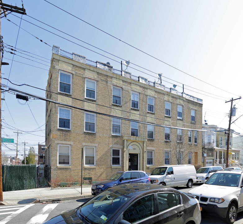 801 E 226th St in Bronx, NY - Building Photo