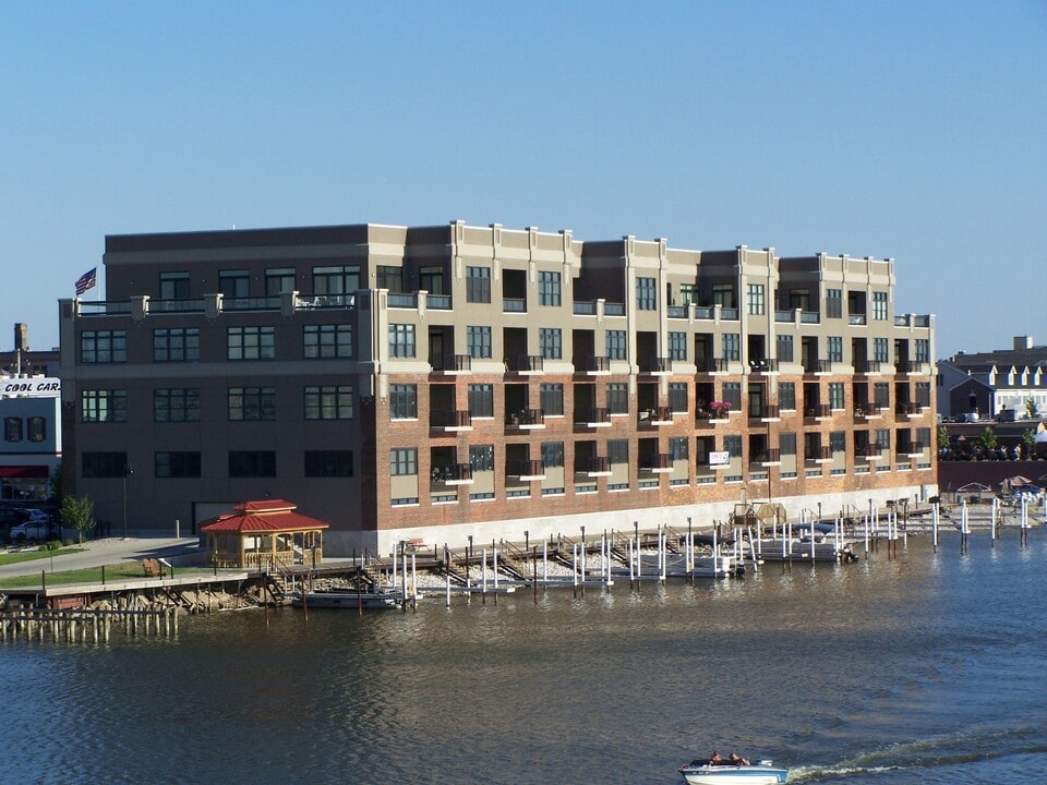 The Boathouse Condominiums in Bay City, MI - Building Photo