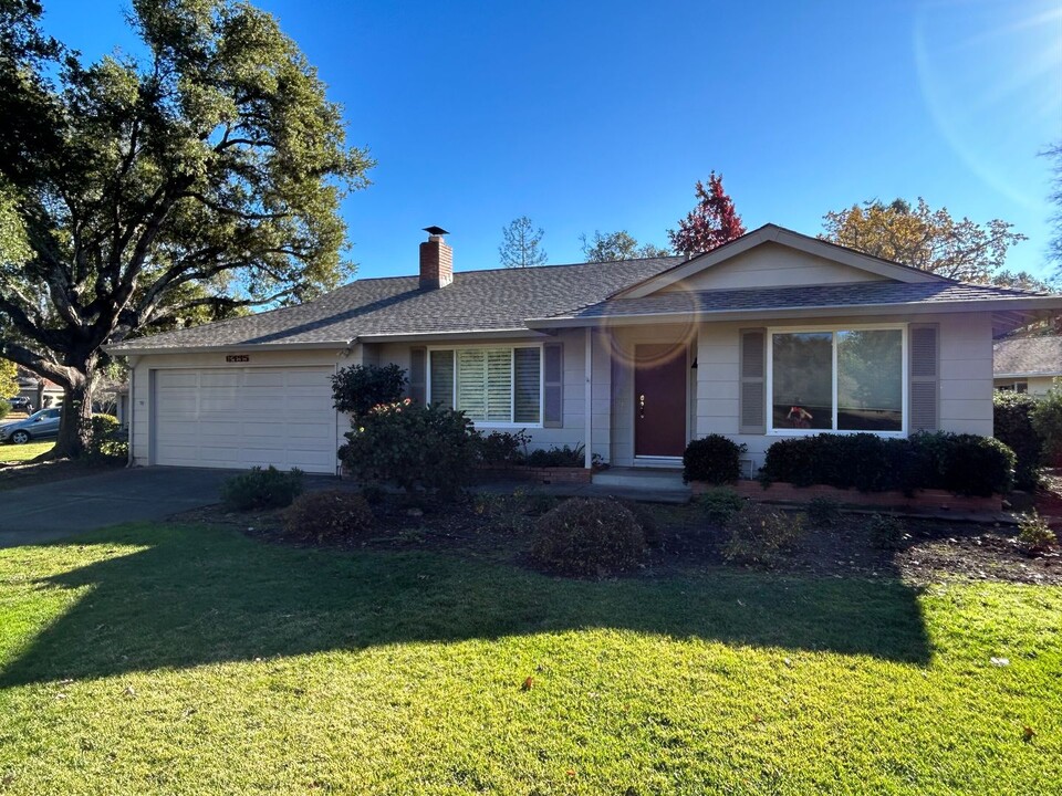 6495 Meadowridge Ct in Santa Rosa, CA - Building Photo