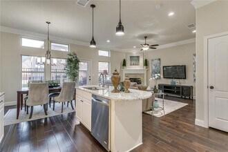 580 Hampshire Dr in Lewisville, TX - Foto de edificio - Building Photo