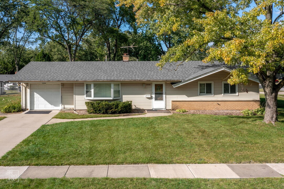 1600 Winchester Ln in Schaumburg, IL - Foto de edificio