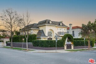 200 S Almont Dr in Beverly Hills, CA - Building Photo