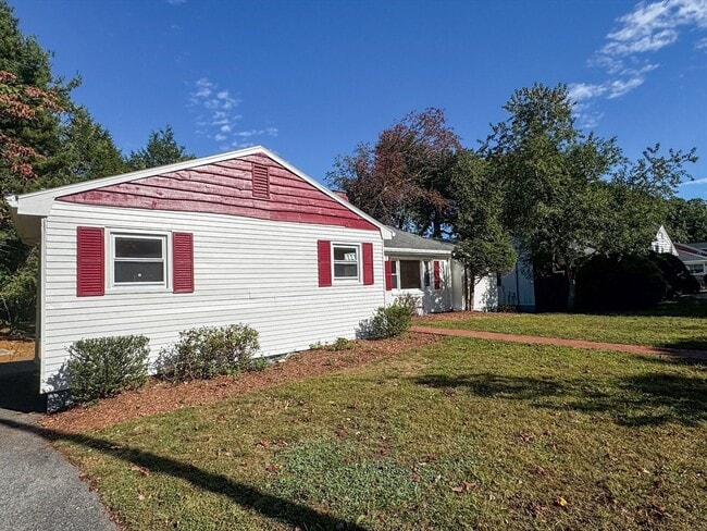 92 Woodcliff Rd in Brookline, MA - Building Photo - Building Photo