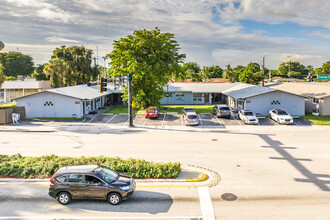 7200 Pembroke Rd in Miramar, FL - Building Photo - Building Photo