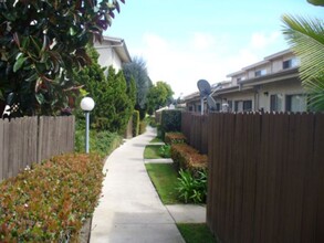 Village Townhomes in Lomita, CA - Building Photo - Building Photo