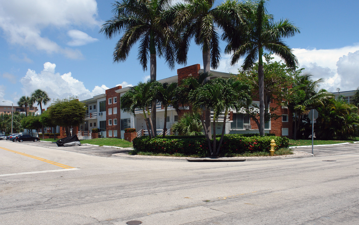 Bay Harbor Island in Miami Beach, FL - Building Photo