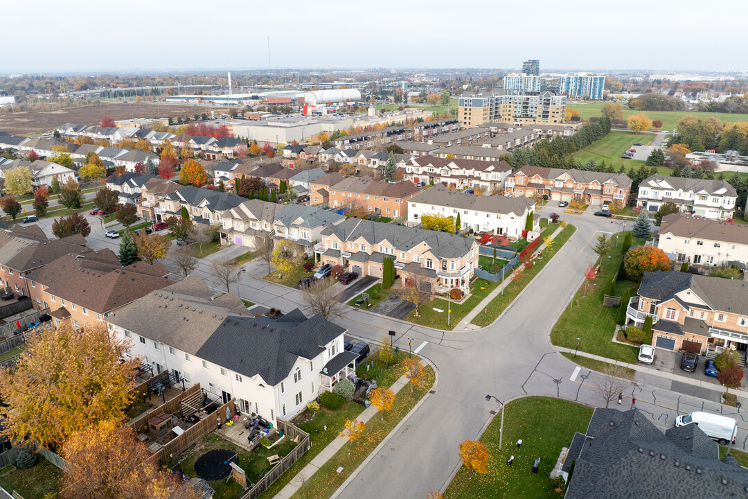 7 Bliss Crt in Whitby, ON - Building Photo