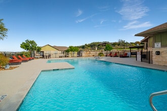 Overlook at Stone Oak Park Apartments in San Antonio, TX - Foto de edificio - Building Photo