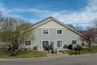 Stone Brook Condominiums in River Falls, WI - Foto de edificio - Building Photo