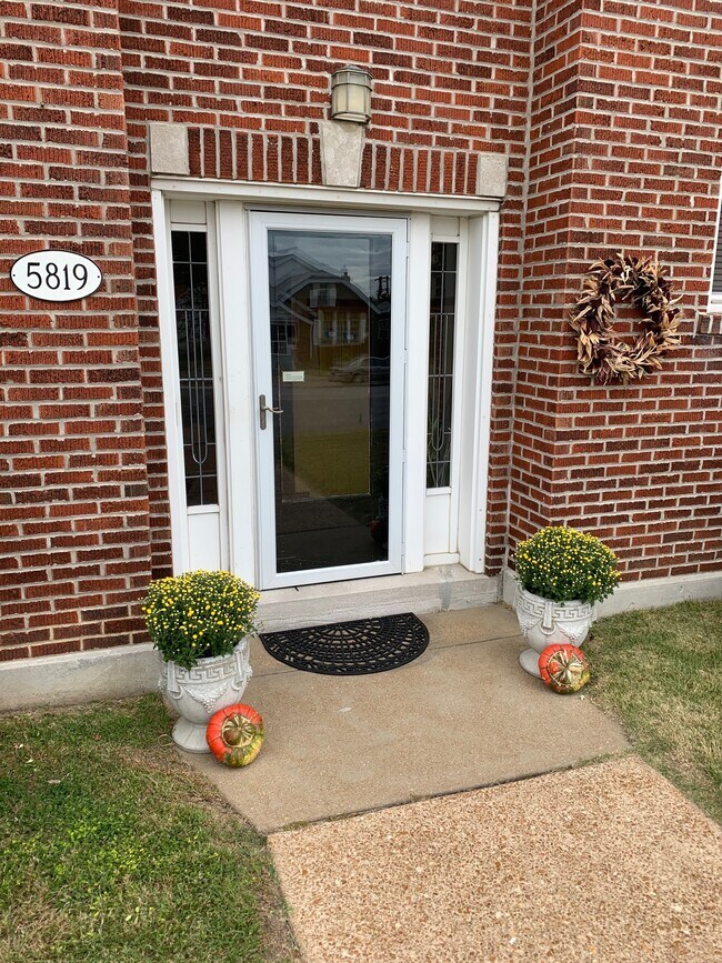 5819 S Kingshighway Blvd Apartments and Nearby St. Louis Apartments For