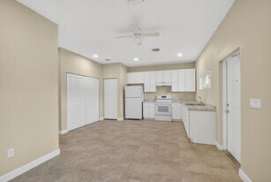 4949 Serafica Dr in Lake Worth Beach, FL - Building Photo