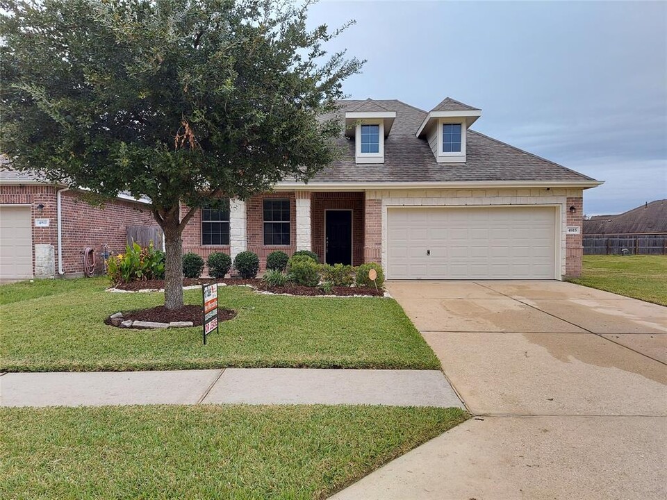 4815 Legends Bay Dr in Baytown, TX - Building Photo