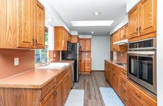 7621 Easy St in Everett, WA - Foto de edificio - Building Photo