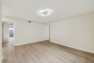 1250 S Brookhurst St, Unit 01 in Anaheim, CA - Foto de edificio - Building Photo