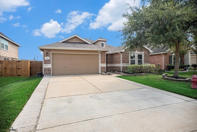 1195 Quarterhorse Dr in Alvin, TX - Building Photo - Building Photo