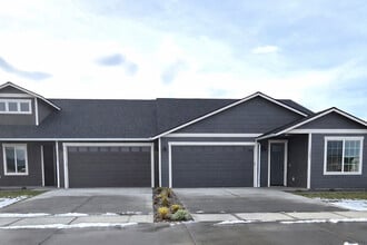 Thayer Cottages in Rathdrum, ID - Foto de edificio - Building Photo