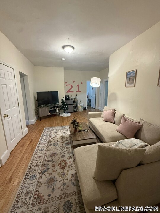 322 St Paul St in Brookline, MA - Building Photo