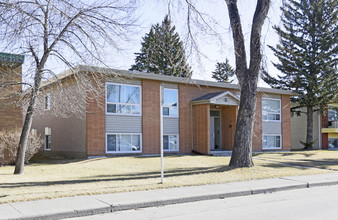 2736 Brentwood Blvd NW in Calgary, AB - Building Photo - Primary Photo