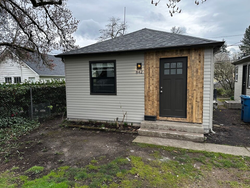 842 E St NE in Salem, OR - Building Photo