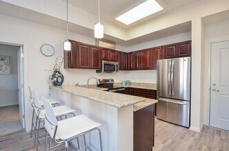 1207 Grand W Blvd in Katy, TX - Foto de edificio - Building Photo