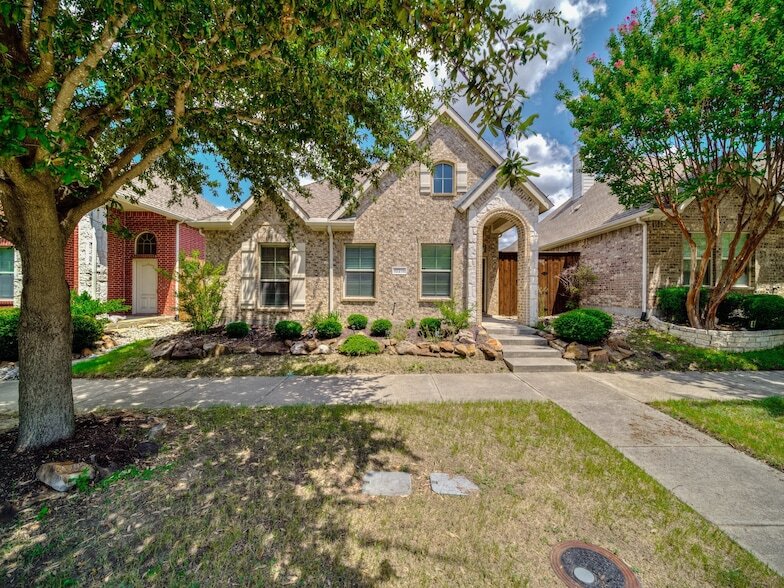 10216 Boyton Canyon Rd in Frisco, TX - Foto de edificio