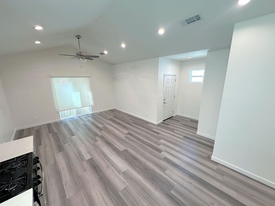 15926 Leadwell St in Los Angeles, CA - Building Photo