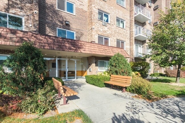 10373 Dearlove Rd in Glenview, IL - Building Photo - Building Photo