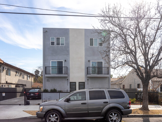 6922 Radford Ave in North Hollywood, CA - Foto de edificio - Building Photo