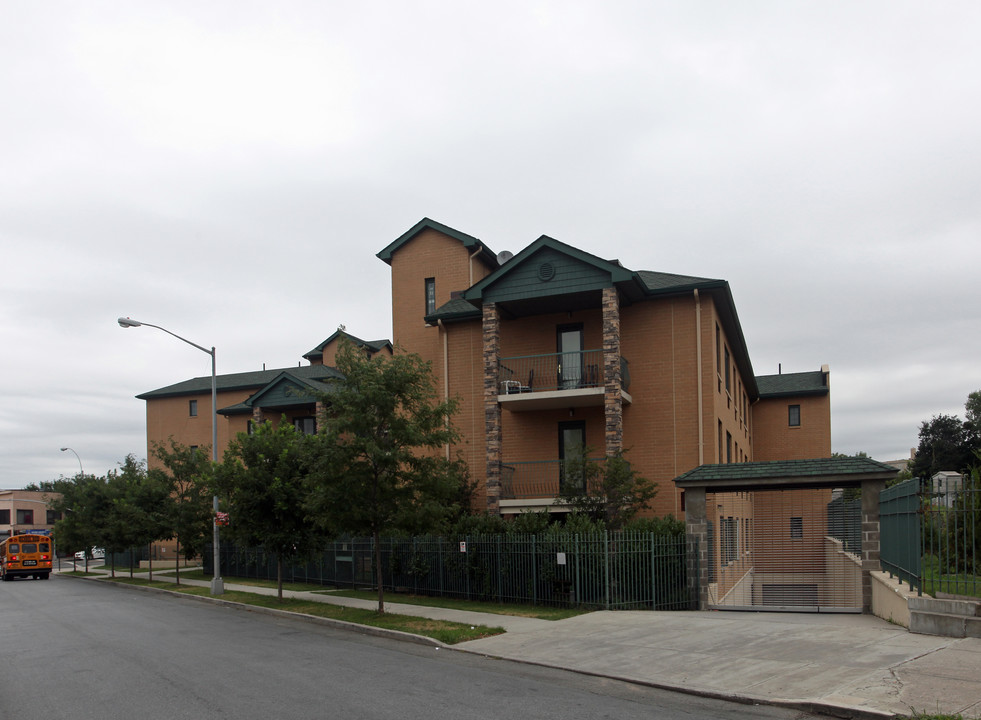 1980 Starr St in Maspeth, NY - Building Photo