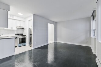 60 Gloucester St in Toronto, ON - Building Photo - Building Photo
