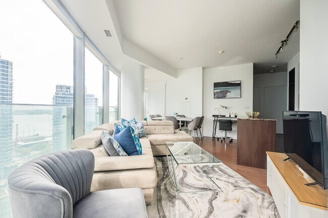 19 Grand Trunk Crescent in Toronto, ON - Building Photo - Building Photo